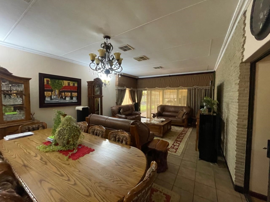 5 Bedroom Property for Sale in Christiana North West